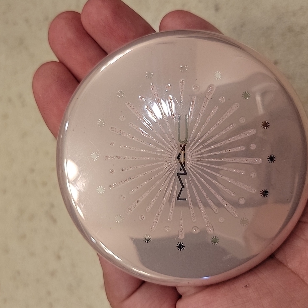 MAC extra dimension skinfinish in "Let it Glow"